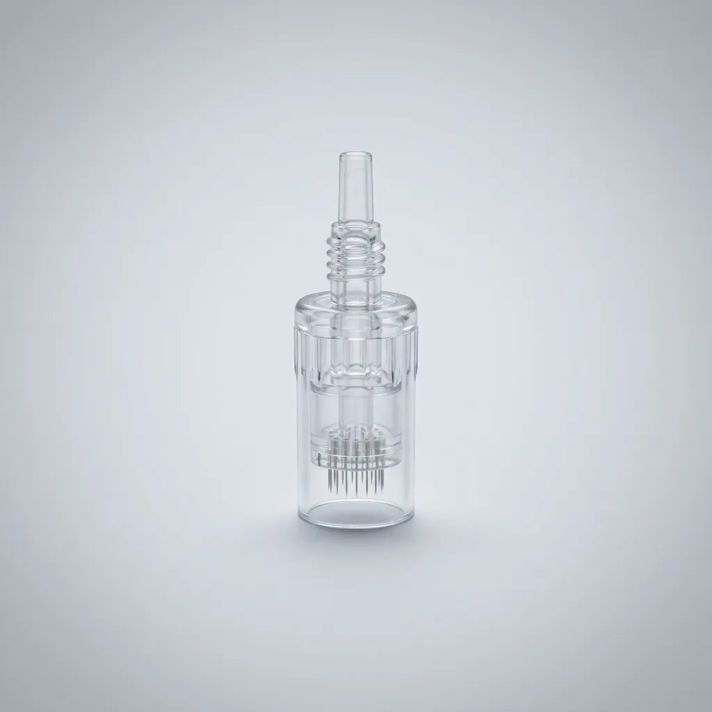 Genomskinlig nålpatron av typen 12pin nål 10pack till LED pen med fina metallnålar, mot en ljusgrå bakgrund.