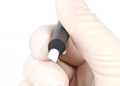 Vit markeringspenna för ögonbryn, används för att rita mall före microblading och PMU-behandling.