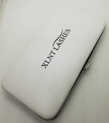 Vitt pincettfodral från XLNT Lashes med magnetfäste för tre fransförlängningspincetter