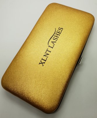 Guldfärgat pincettfodral från XLNT Lashes med magnetfäste och plats för tre fransförlängningspincetter.