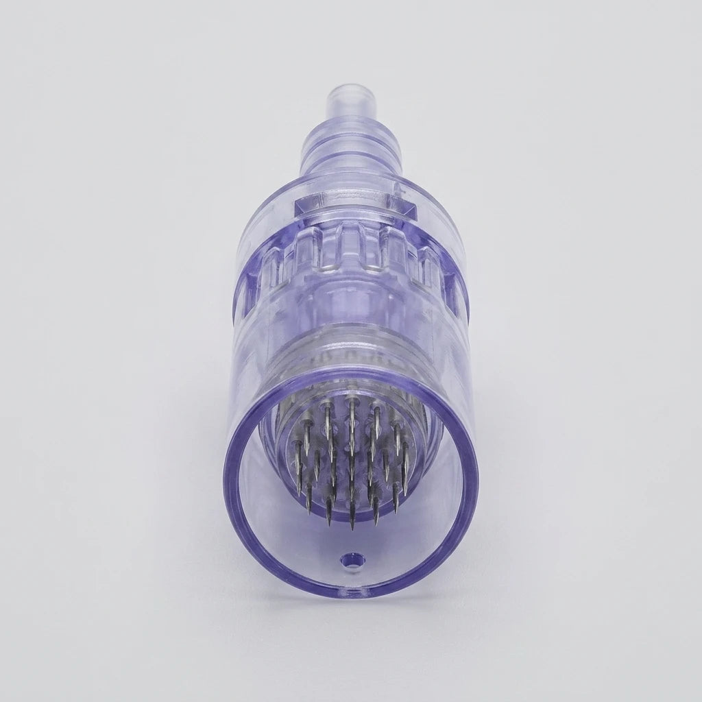 Transparent lila nålkassett från 36pin nål 10pack till DR.Pen A6 med synliga metallnålar mot vit bakgrund.