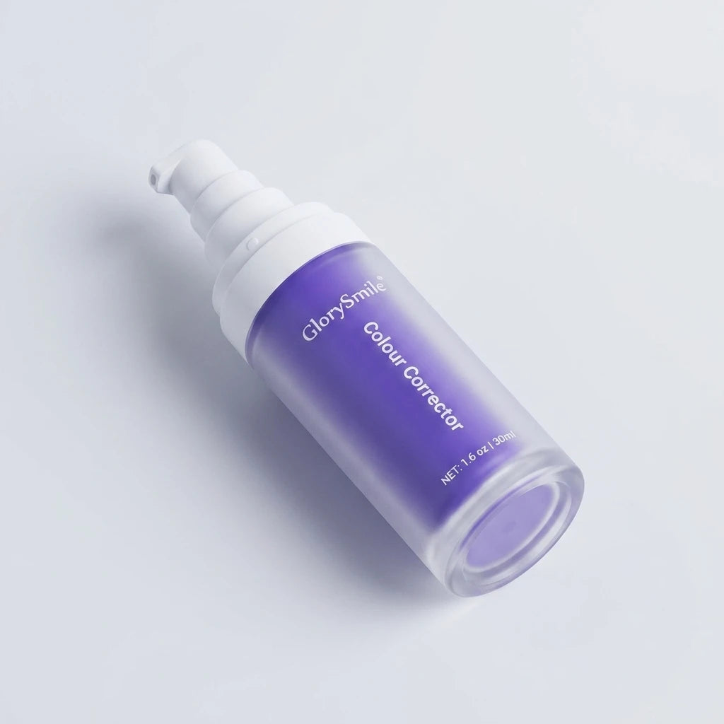 Isometrisk vy av GlorySmile färgkorrigerande serum 30ml i frostad flaska med lila serum och vit pump.