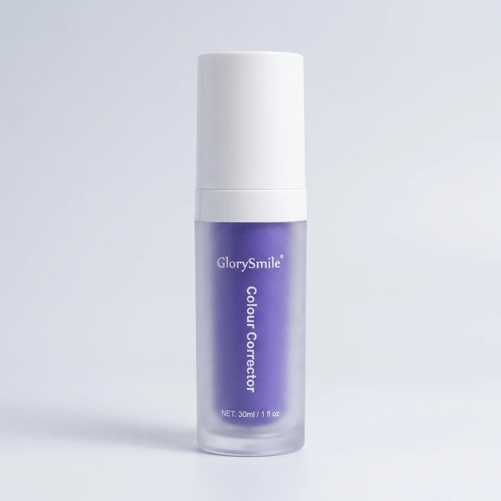 GlorySmile färgkorrigerande tandserum 30ml i frostad pumpflaska med lila serum mot ljus bakgrund.