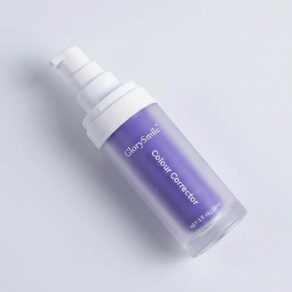 GlorySmile tandserum 30ml i frostad flaska med lila innehåll och vit pumpdispenser, övre vinkel.