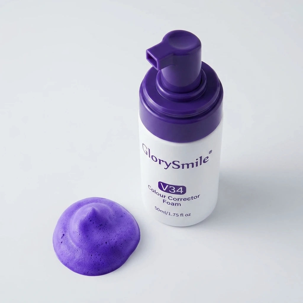 GlorySmile V34 färgkorrigerande skum 50ml sedd från övre höger – pumpflaska med intensivt lila skum.