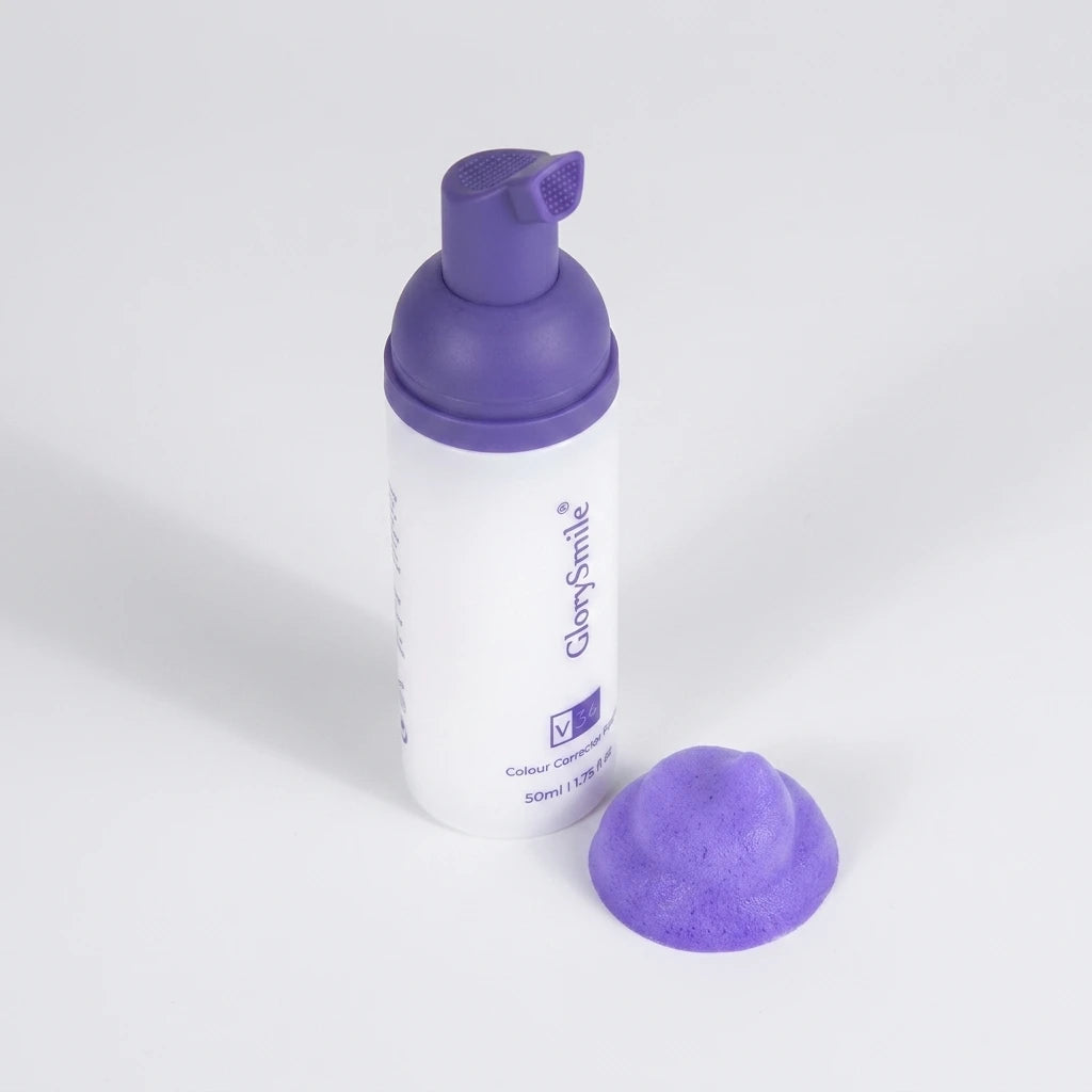 GlorySmile V34 skum 50ml sedd från övre vänster – vit pumpflaska med lila skum på vit bakgrund.