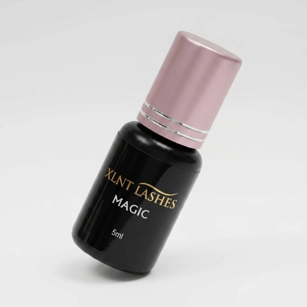 Magic Glue 5ml - 02-1 Sek franslim i svart flaska med rosa metallkork mot vit bakgrund.