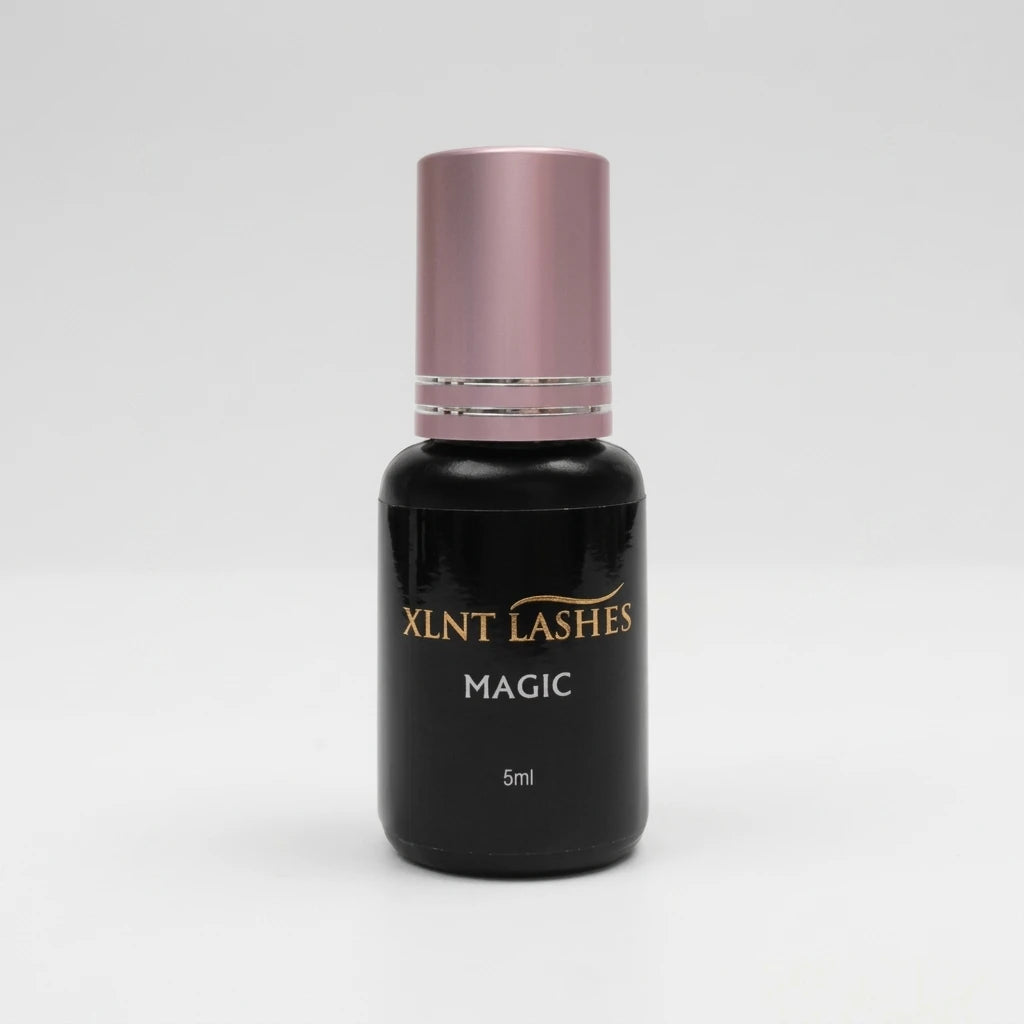 Svart flaska med metalliskt rosa lock: Magic Glue 5ml - 02-1 Sek franslim mot ljus bakgrund.