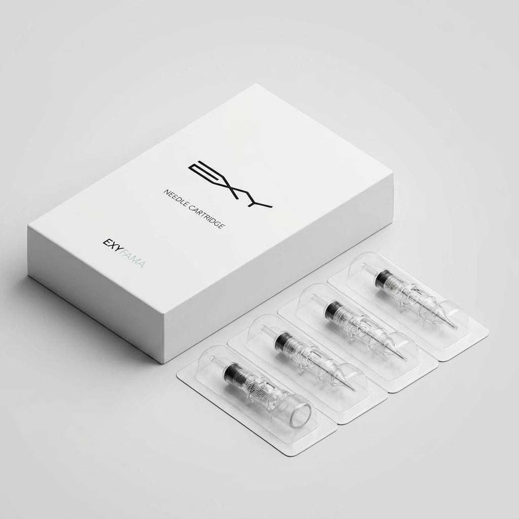 Vit kartong och fyra transparenta nålkassetter av typen 4 Flat 0,4 mm till EXY PMU-maskin på grå bakgrund.