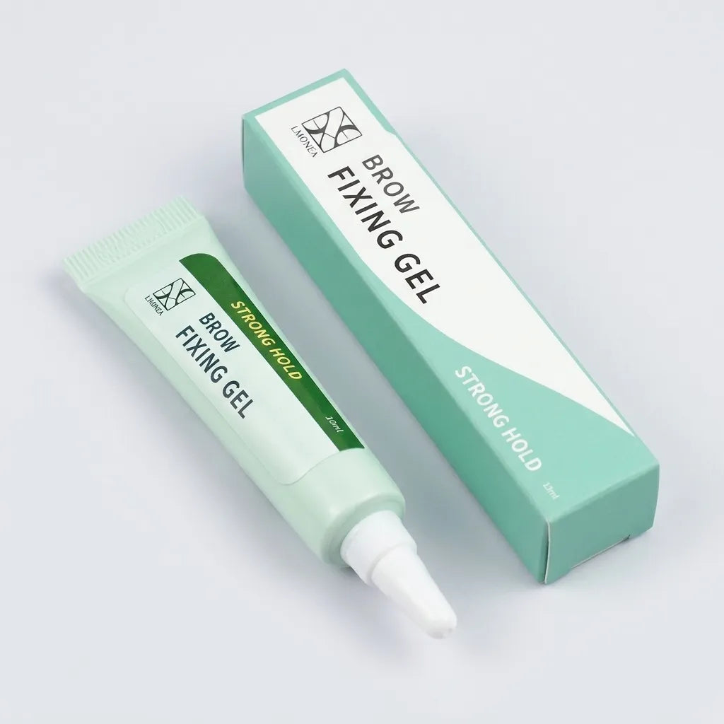 Ovanifrån: mintgrön tub och ask för Brow Fixing Gel Strong Hold på ljusgrå bakgrund.
