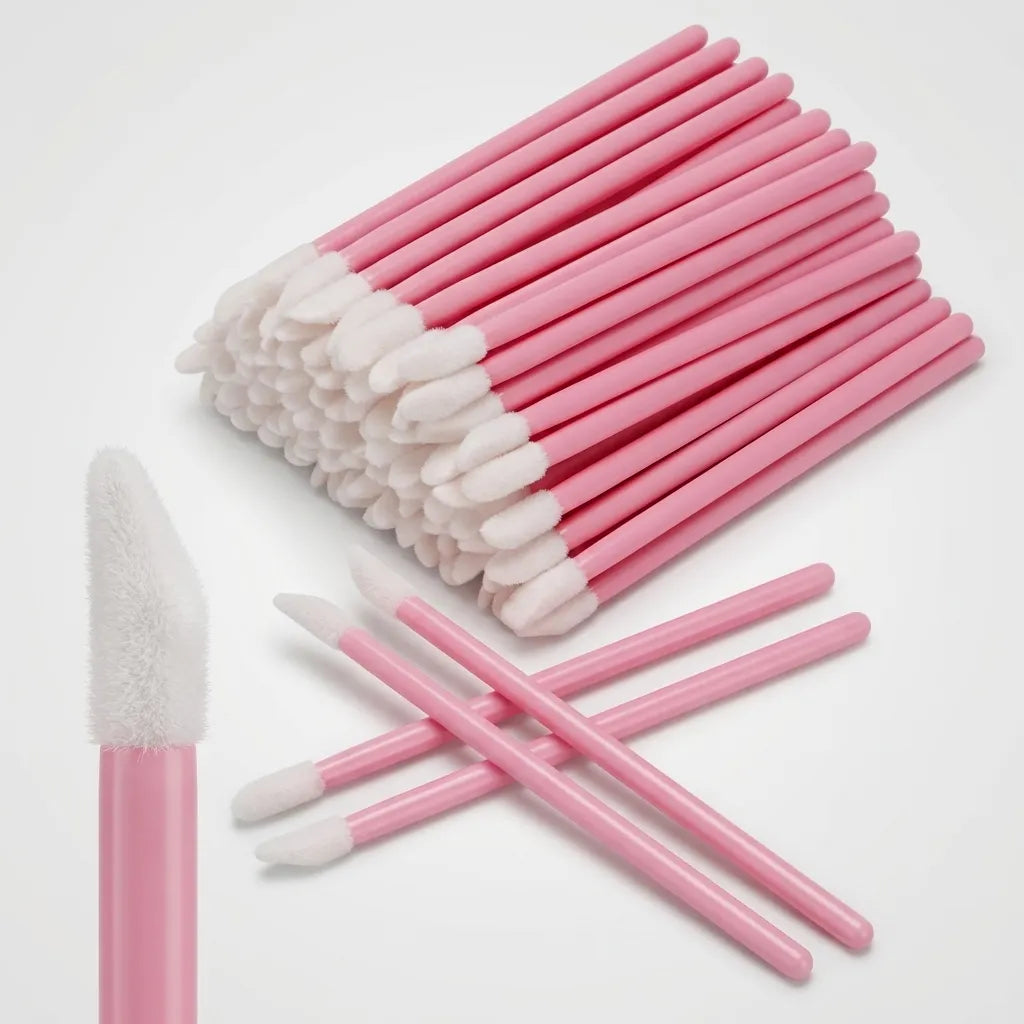 Applikatorborste 50st Rosa med rosa plastskaft och mjuka vita tippar, visade i grupp samt närbild.