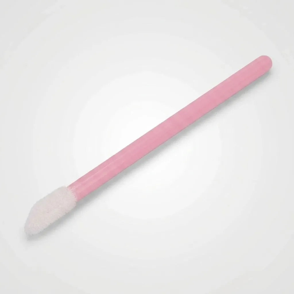 Applikatorborste 50st Rosa med ljusrosa plastskaft och mjuk, vit snedskuren tipp mot ljusgrå bakgrund.