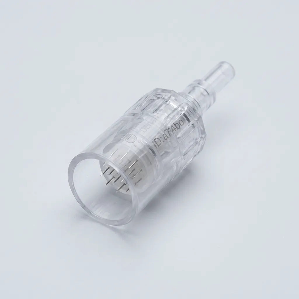 Genomskinlig plastpatron av 12pin nål 10pack till LED pen med fina metallnålar mot vit bakgrund.