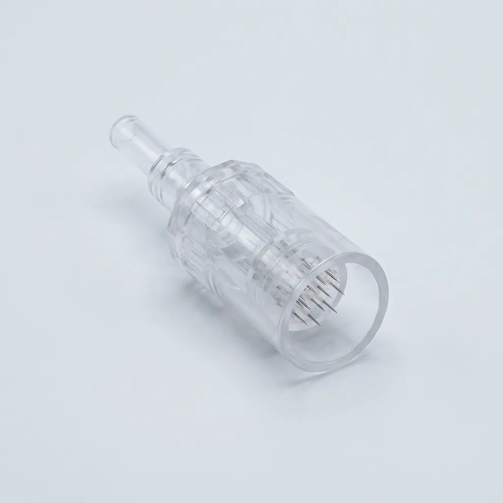 Transparent nålpatron från 12pin nål 10pack till LED pen med synliga metallnålar mot ljus bakgrund.