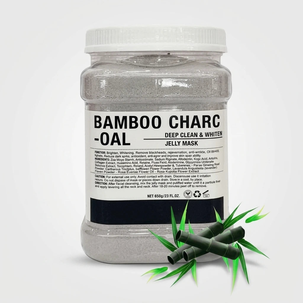 Jelly Mask Charcoal 650g i genomskinlig burk med grått kolpulver, vit etikett och gröna bambublad mot ljus bakgrund.
