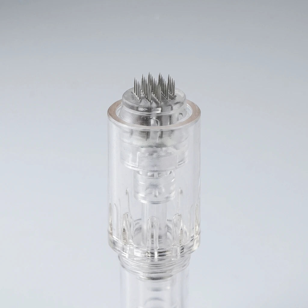 Transparent nålpatron i plast med fina metallnålar från 36pin nål 10pack till LED pen mot en ljus bakgrund.