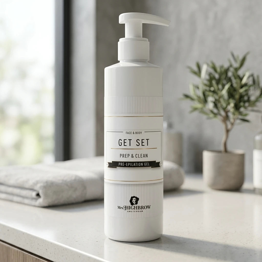 Mrs. Highbrow Pre Epilation Gel 100 ml på badrumsbänk med handduk och grön växt