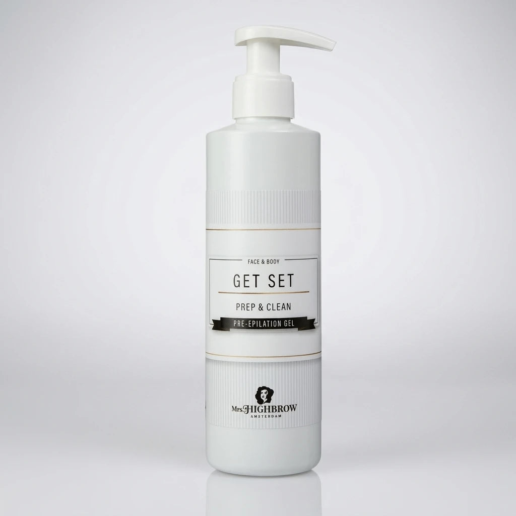 Mrs. Highbrow Get Set Pre Epilation Gel 100 ml – vit pumpflaska mot ljusgrå bakgrund