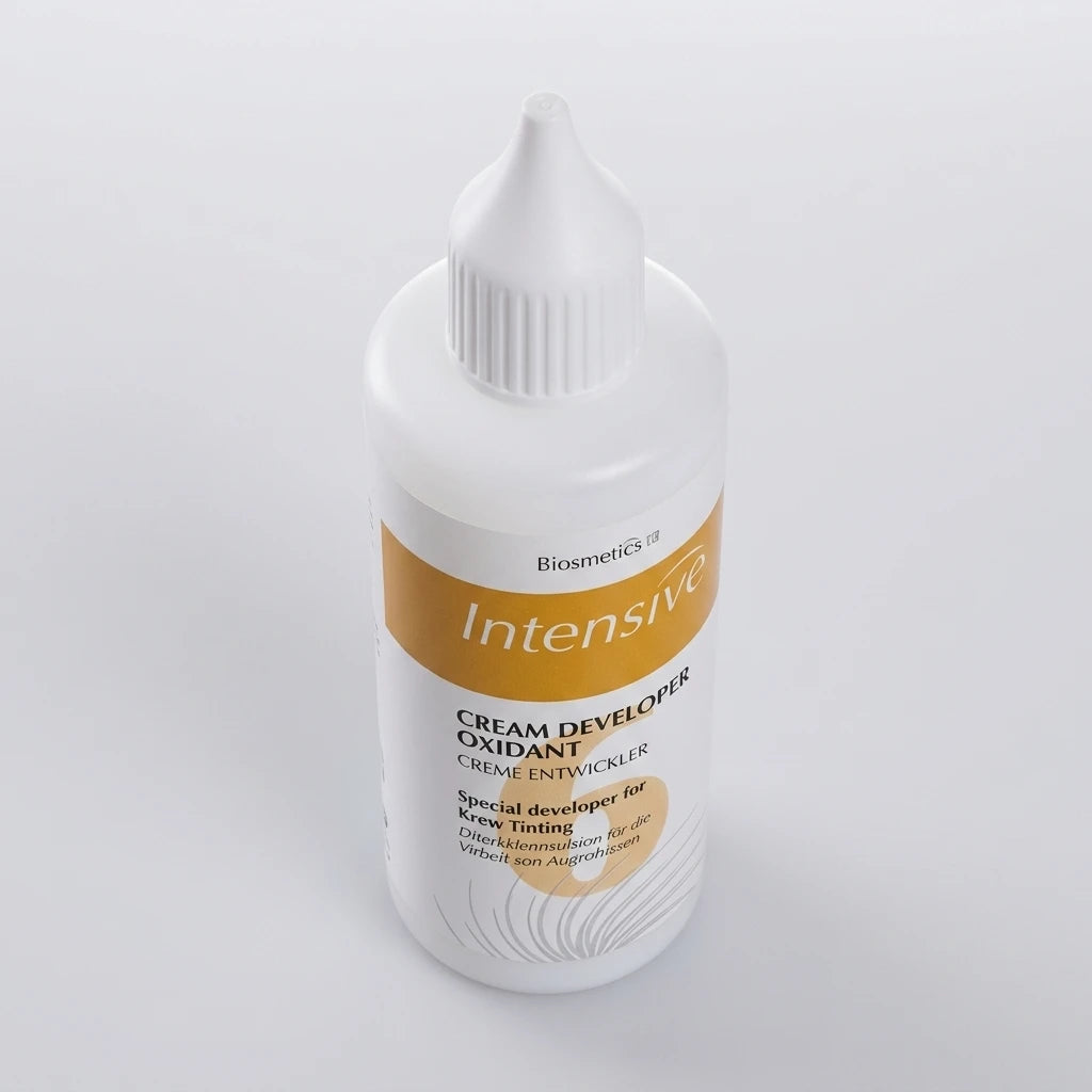 RefectoCil Intensive Cream Developer 50ml sedd snett uppifrån, vit flaska med spetsig kork och gul etikett.
