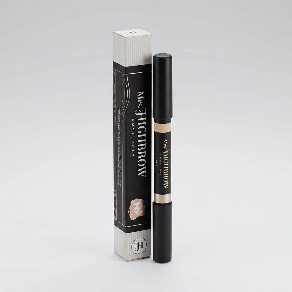 Mrs. Highbrow Highlighting Duo Brow Pencil i svart pennformat med guldtext, visad bredvid förpackningen mot grå bakgrund.