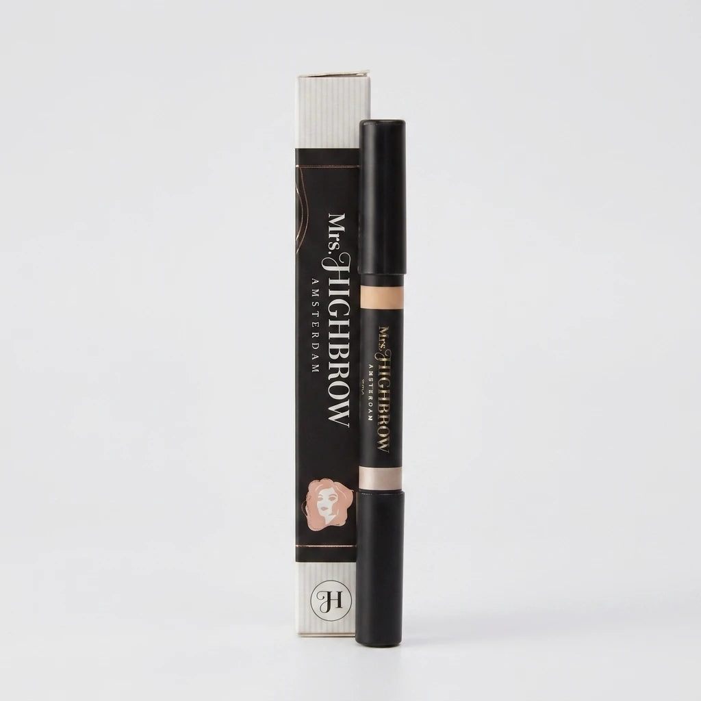 Mrs. Highbrow Highlighting Duo Brow Pencil dubbelsidig penna med förpackning mot ljus bakgrund.
