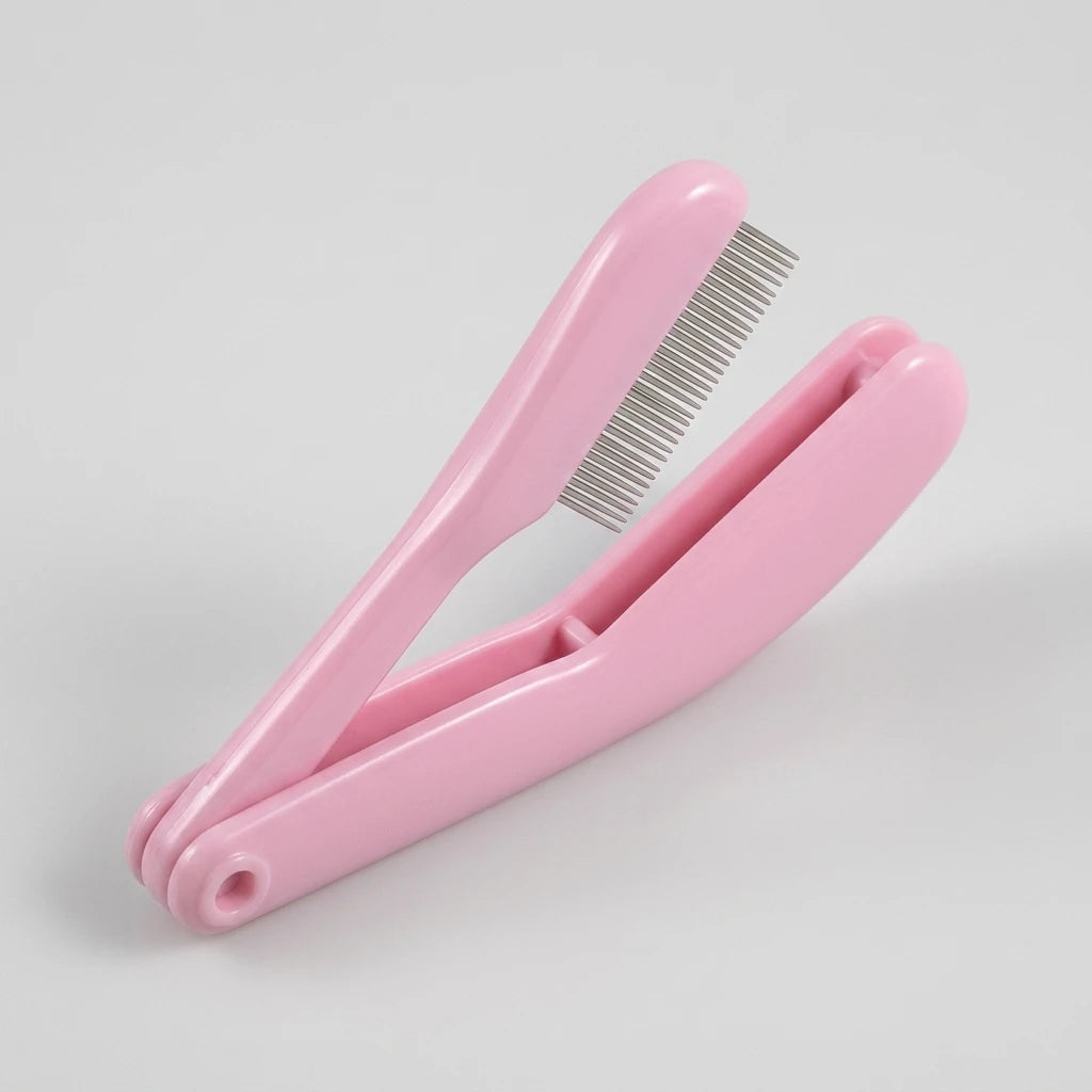 Halvöppnad rosa franskam med täta metalltänder, visar gångjärnet och handtagets rosa finish.