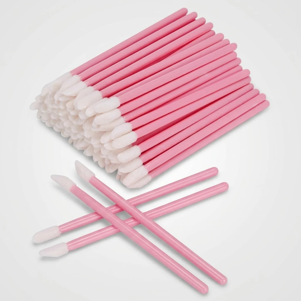 Applikatorborste 50st Rosa med rosa skaft och mjuka vita toppar staplade på en ljusgrå bakgrund.