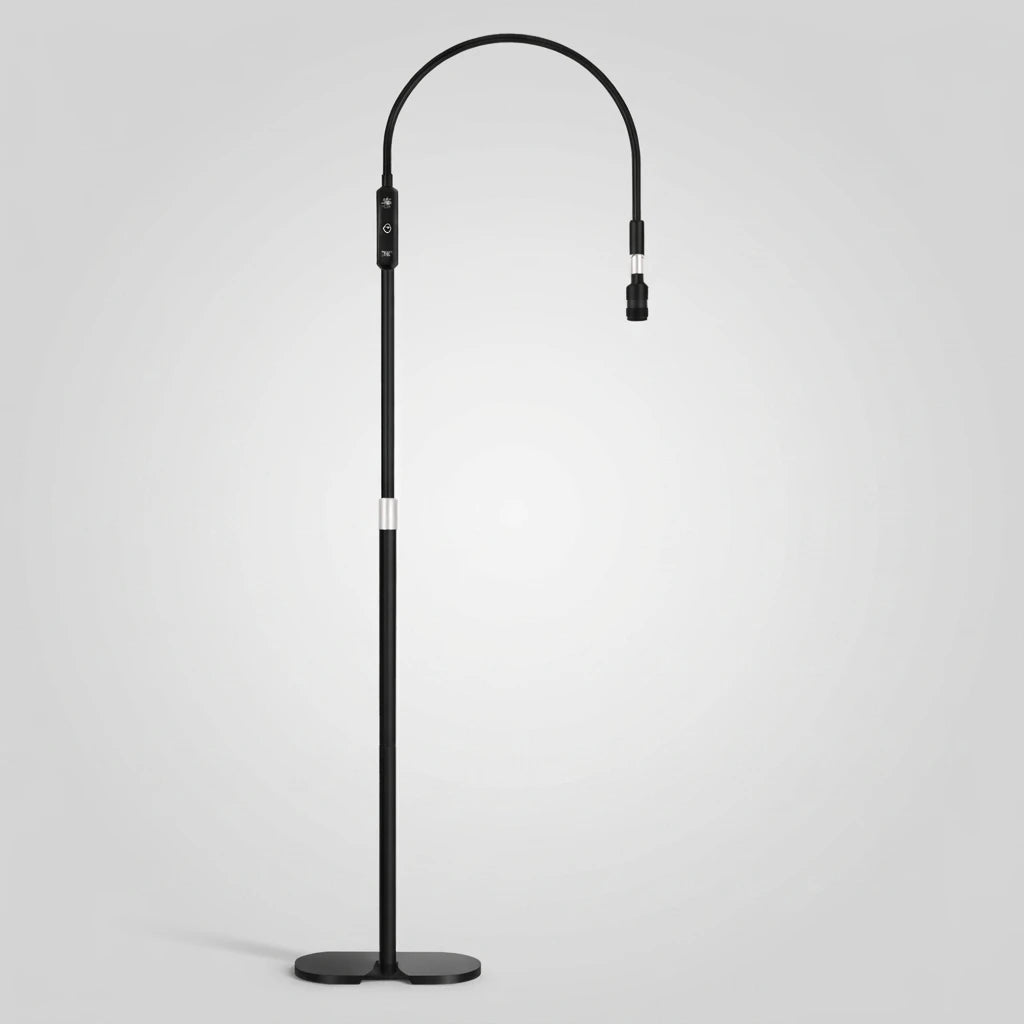 Svart minimalistisk UV-Led Lampa Fransar Deluxe med böjbar arm och stabilt golvstativ mot ljus bakgrund.