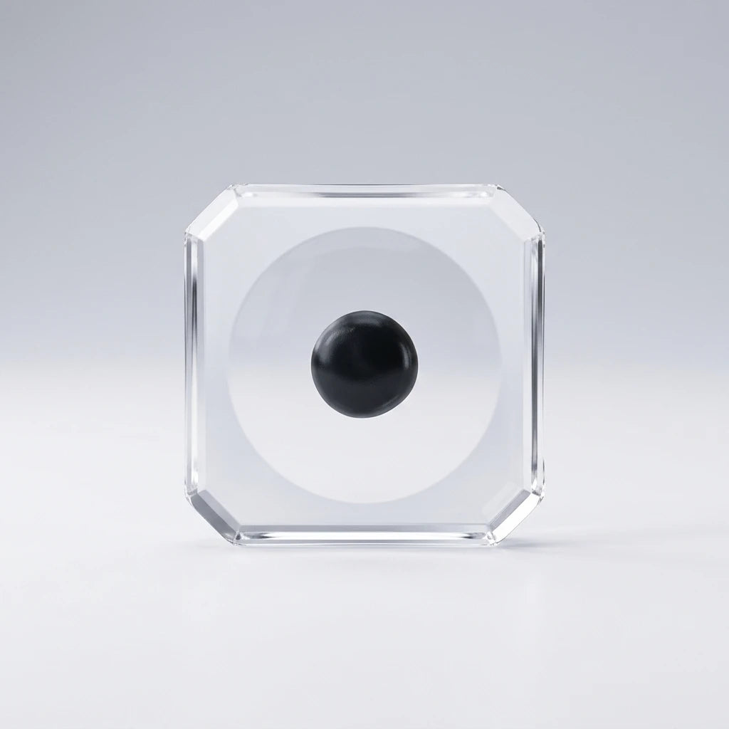 Crystal Plate Square MINI – fyrkantig kristallplatta med fasade hörn och svart limhållarpärla i mitten.