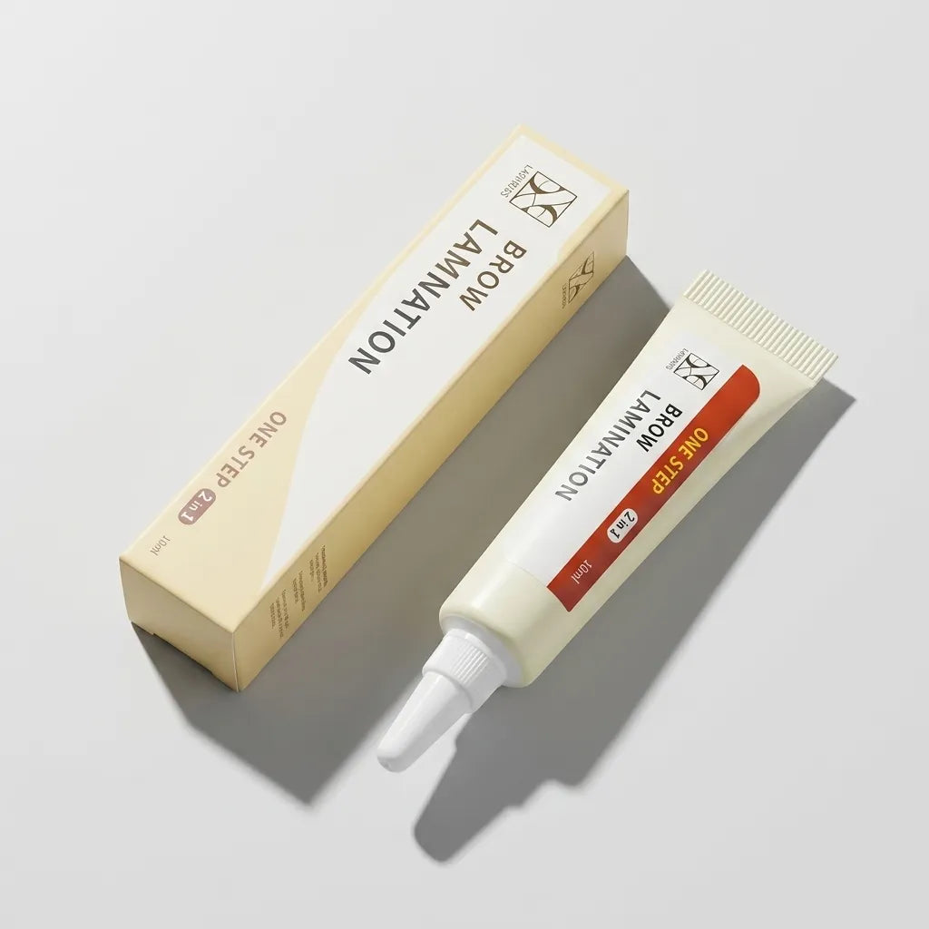 Beige tub och tillhörande kartong med Brow Lift Vätska 2 in 1 på en ljusgrå bakgrund.