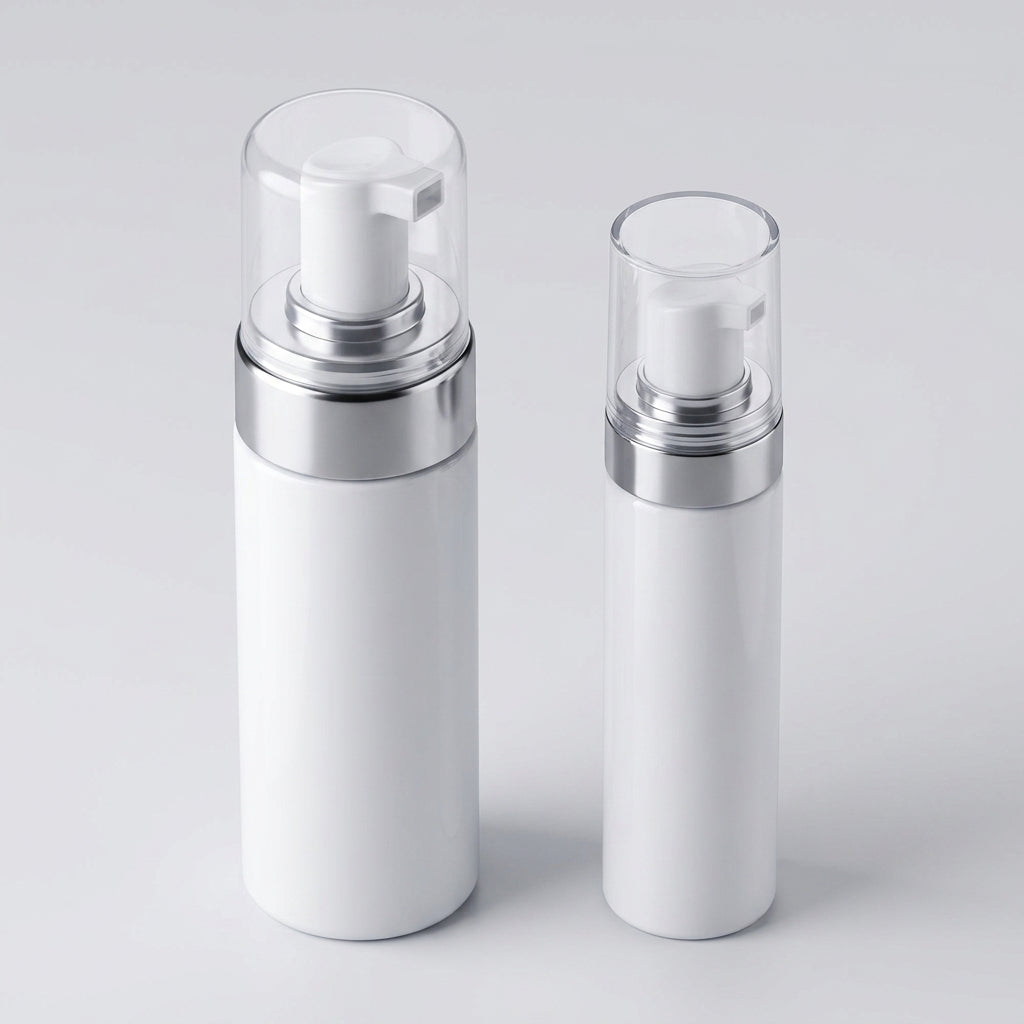 Vit Foam Flaska 75 ml med silverkrage, vit pump och genomskinligt lock mot ljusgrå bakgrund.
