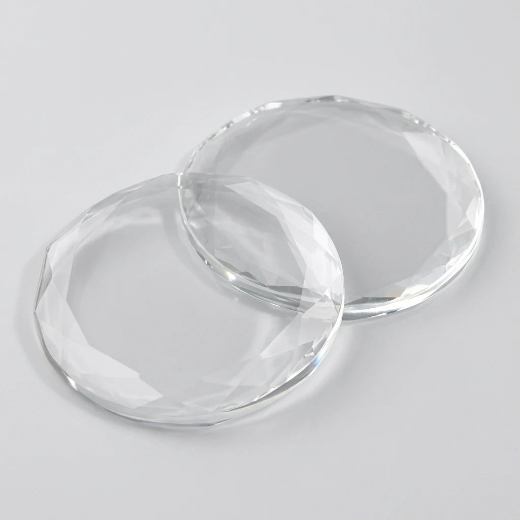 Två runda, transparenta Crystal Plate Klar med fasettslipade kanter på ljusgrå bakgrund.