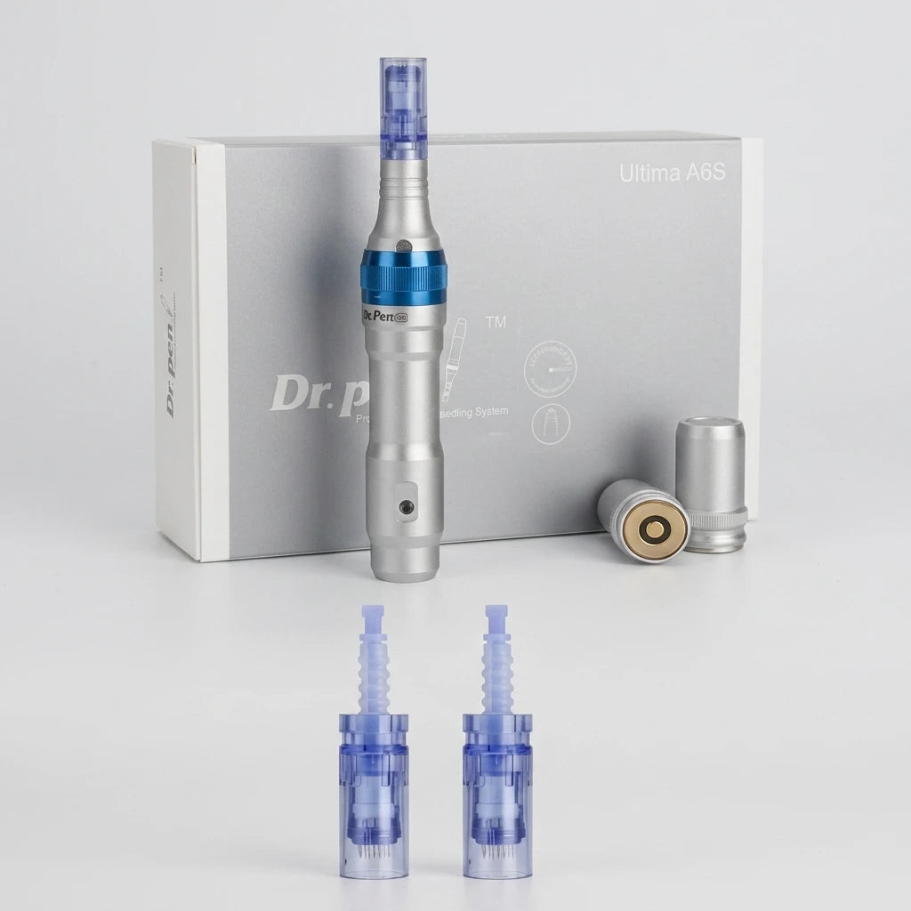 Dr. Pen A6 microneedling-penna i silver med blå detaljer, originalbox, batterier och två nålpatroner.