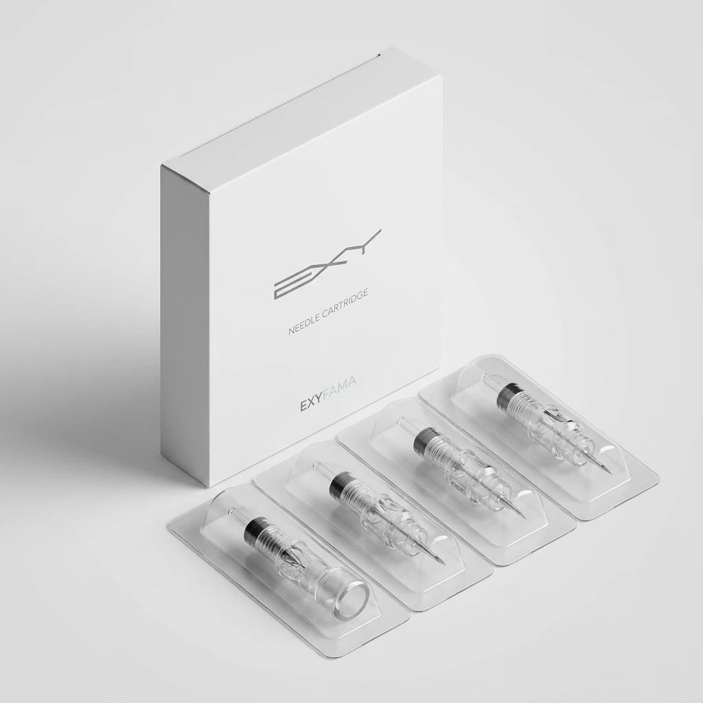 Vit produktkartong och fyra transparenta nålpatroner av typen 3 Liner Nål till EXY 15pack mot ljus bakgrund.