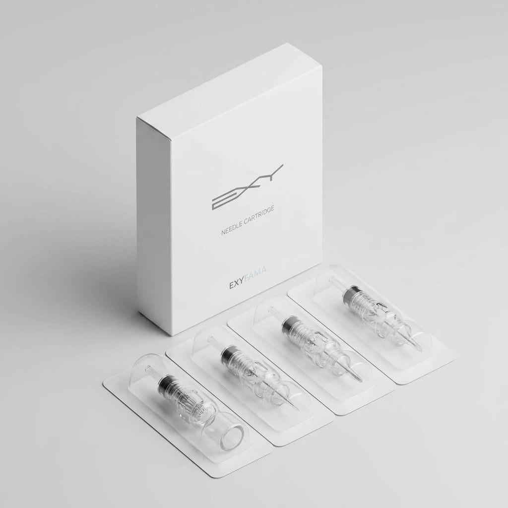 EXY 1 Liner PMU-nålpatroner 0,4mm i sterila förpackningar bredvid produktkartongen, isometrisk vy.