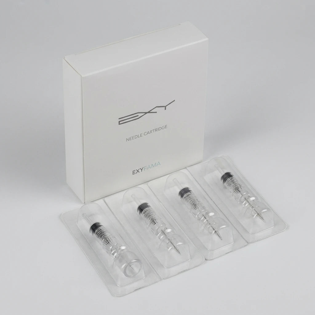 EXY 1 Liner nålpatroner 0,4mm i transparent hölje bredvid vit förpackning, fotograferade uppifrån höger.