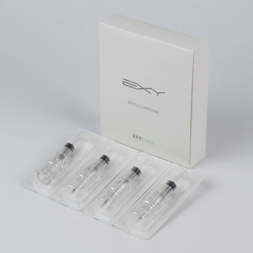Vit EXY-kartong med transparenta 1 Liner PMU-nålpatroner 0,4mm på ljusgrå bakgrund, uppifrån vänster.