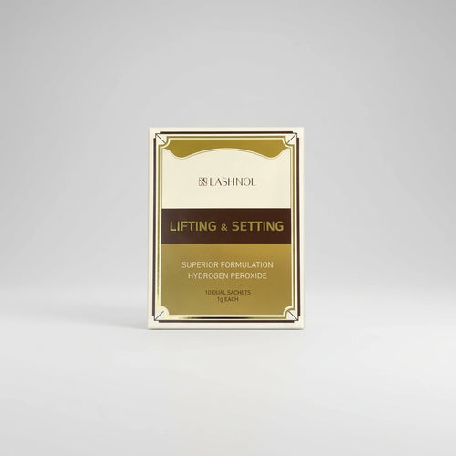 Stående rektangulär guld- och brun box med Cysteamine Lash Brow Lift Vätska 12 Lashnol mot ljusgrå bakgrund.