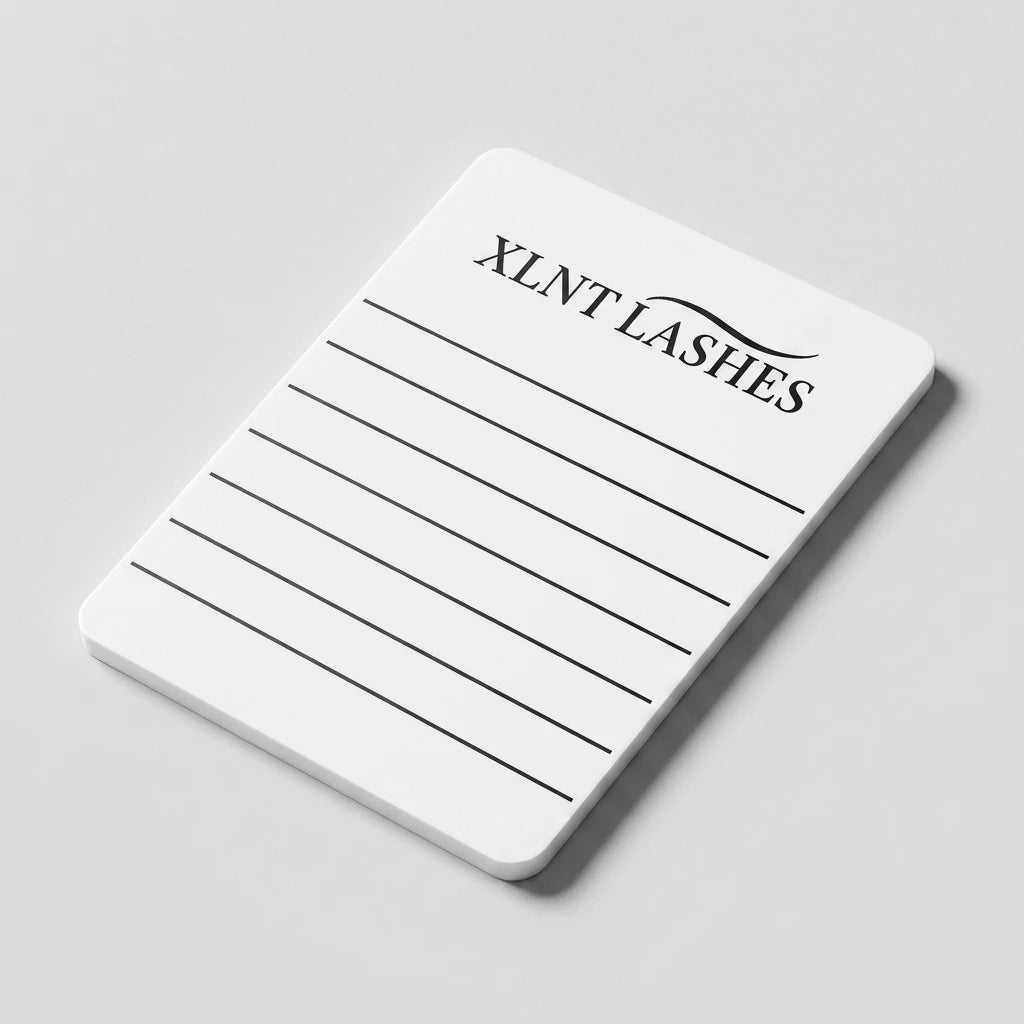 Ovansida av akrylfransplatta för handen med XLNT Lashes logotyp och styrlinjer för fransremsor.