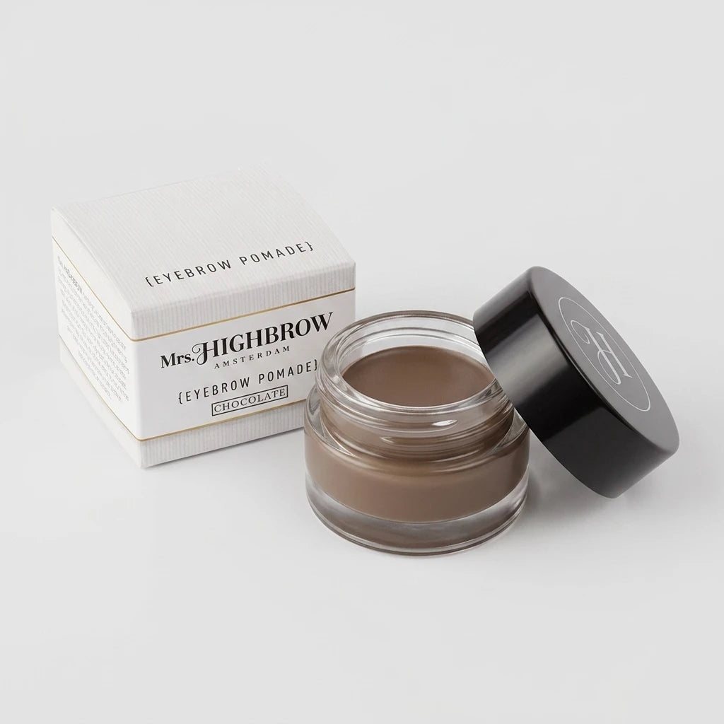 Mrs. Highbrow Eyebrow Pomade Chocolate uppifrån vänster – glasburk med svart lock och vit kartong på ljus bakgrund.