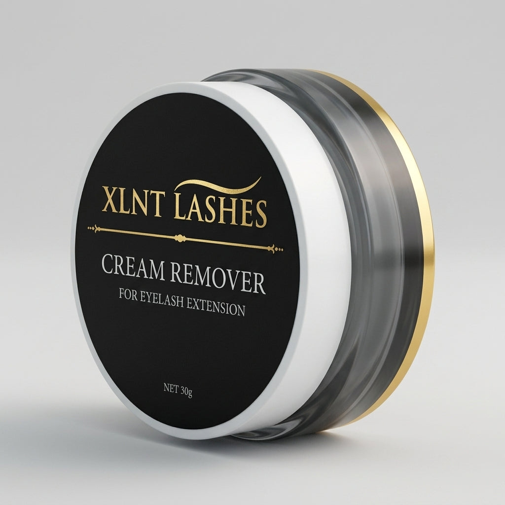 XLNT Lashes Cream Remover 30g i rökfärgad burk med svartvitt lock och gulddetaljer, sedd uppifrån höger.