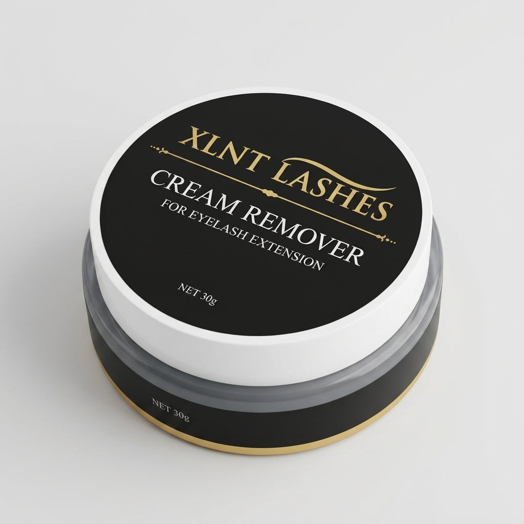XLNT Lashes Cream Remover 30g i rund burk med svart lock och gulddetaljer, sedd uppifrån vänster.