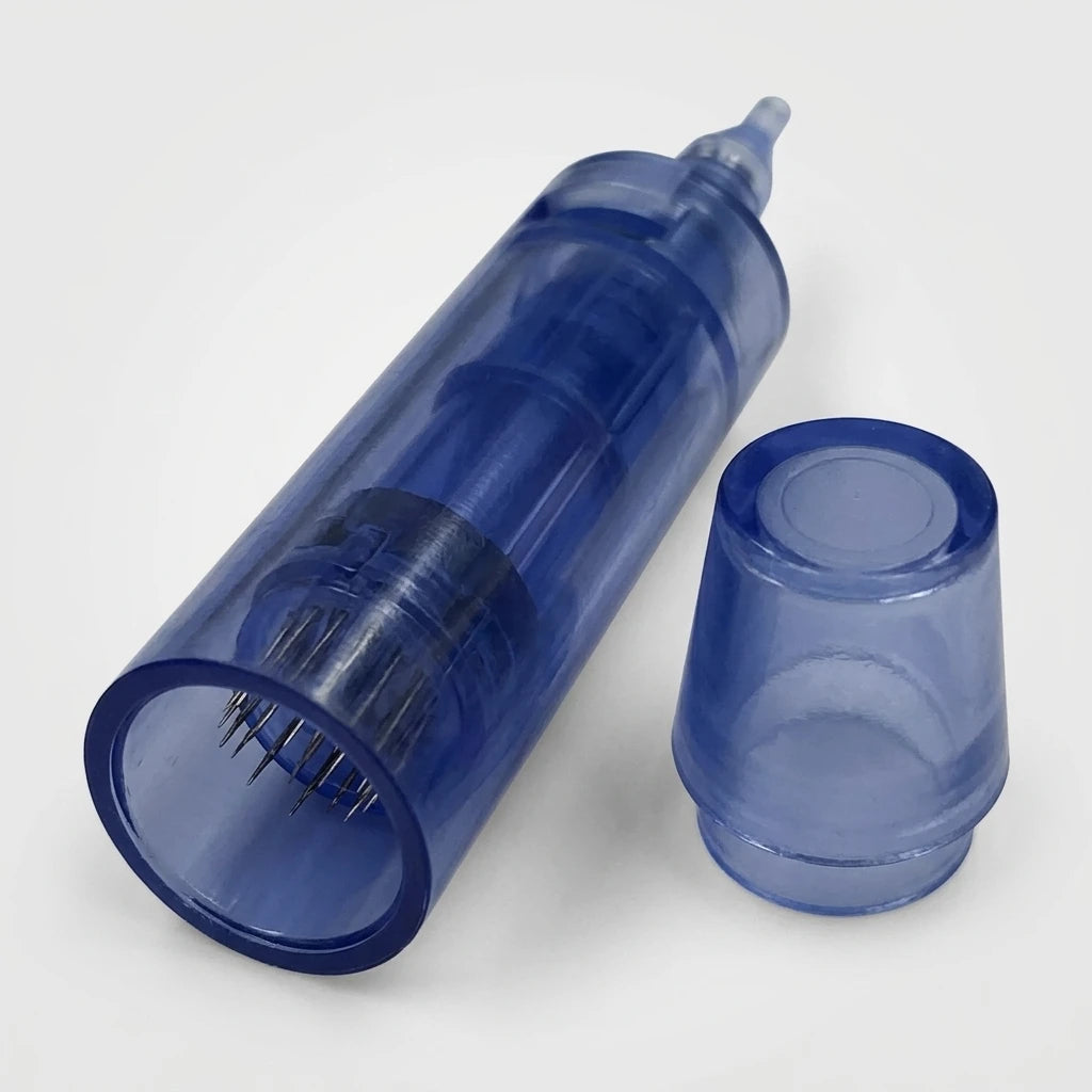 Blå transparent 12pin nål 10pack till DRPen A1 med synliga metallnålar och tillhörande plastlock på vit bakgrund.