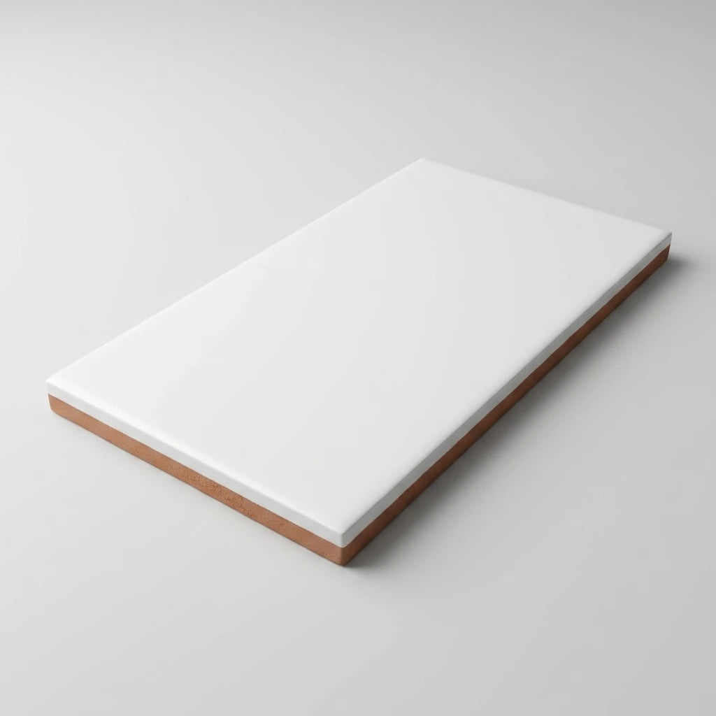 Isometrisk vy av rektangulär keramisk fransplatta 7,5x15 cm med blank vit glaserad yta och terrakottabas.