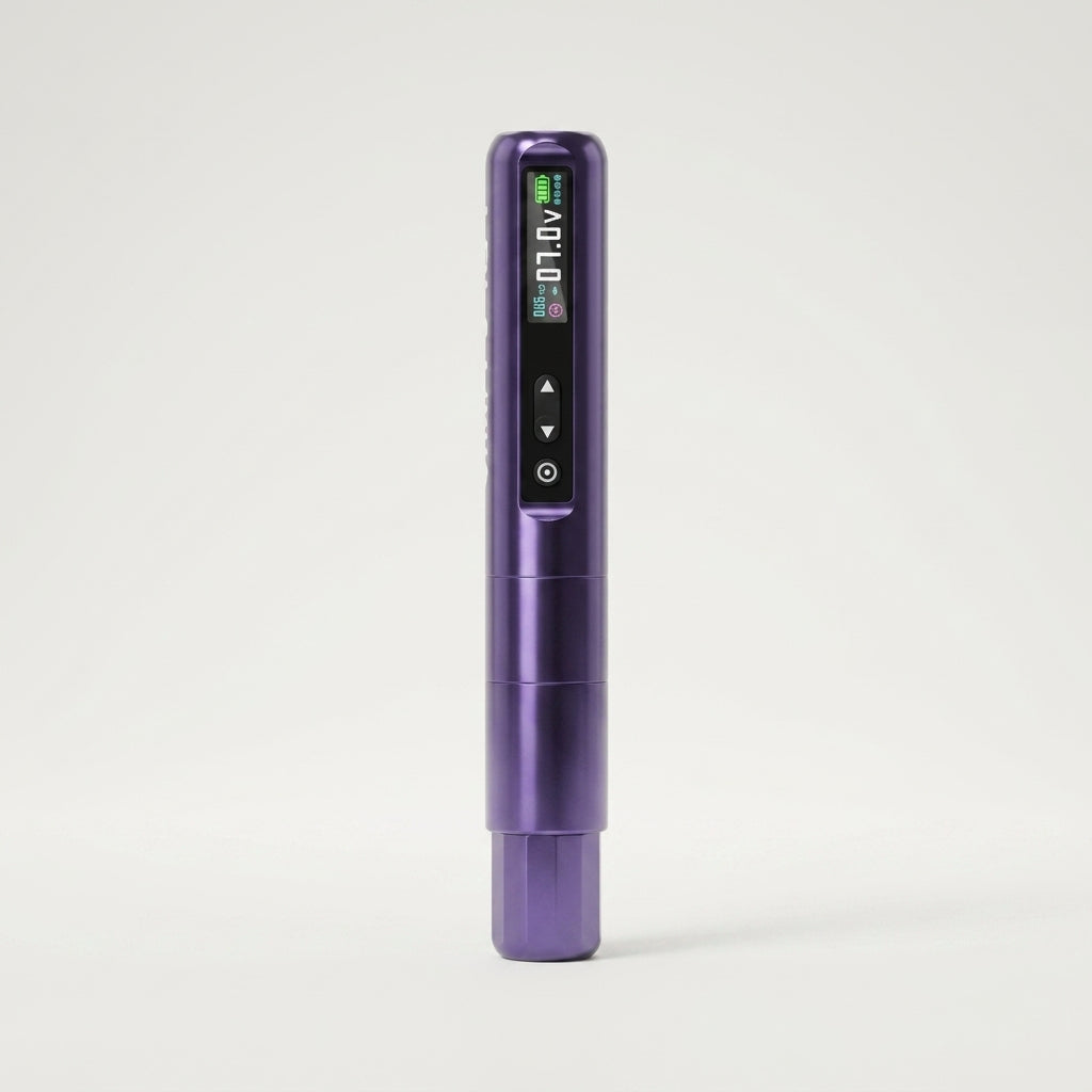 EZ Lola Light lila PMU-maskin i pennform med digital display mot ljus studio­bakgrund