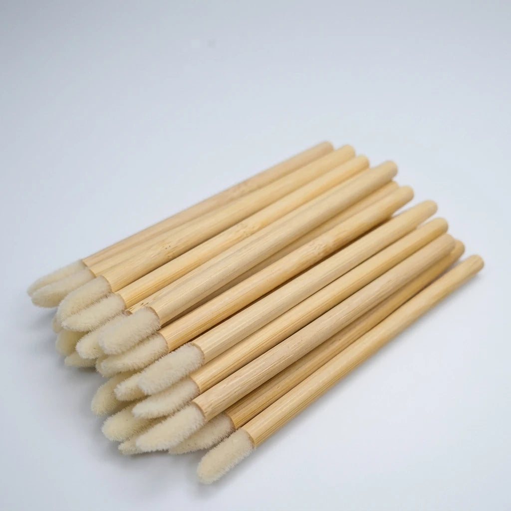 Applikatorborste 50st Bambu med ljusa, flockade tippar och runda bambuskaft staplade på vit bakgrund.