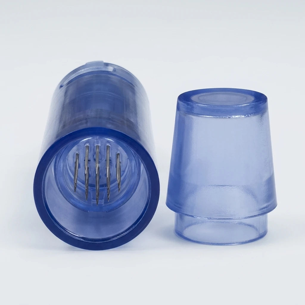 Blå transparent 36pin nål 10pack till DRPen A1 med fina metallnålar och skyddslock på vit bakgrund.