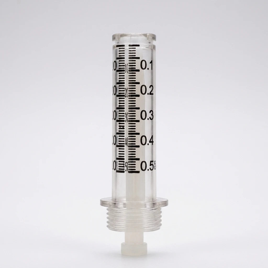 Genomskinlig Ampull 05ml 5st i plast med tydliga svarta mätstreck upp till 0,5 ml på en vit bakgrund.