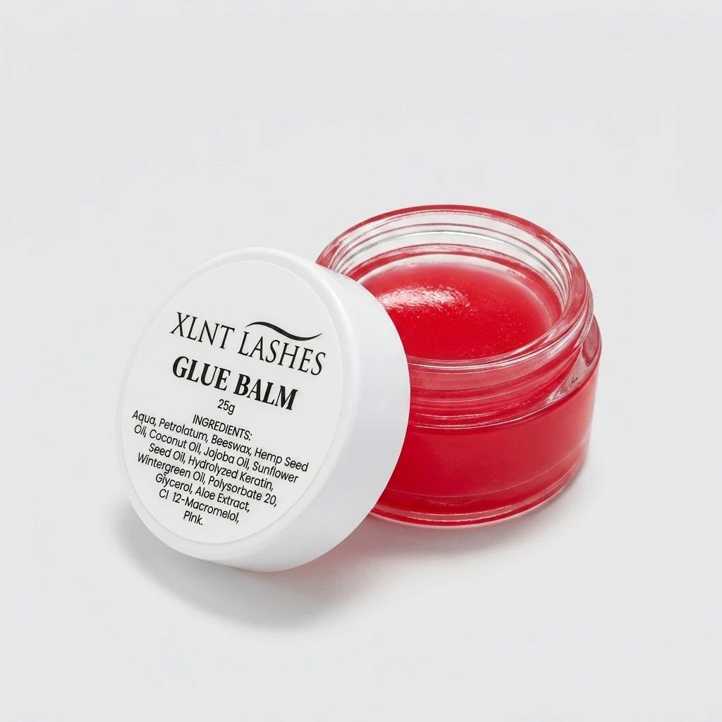 Lash Lift Glue Balm 20g lim utan lim i en öppen glasburk med rosa balm bredvid ett vitt lock mot vit bakgrund.