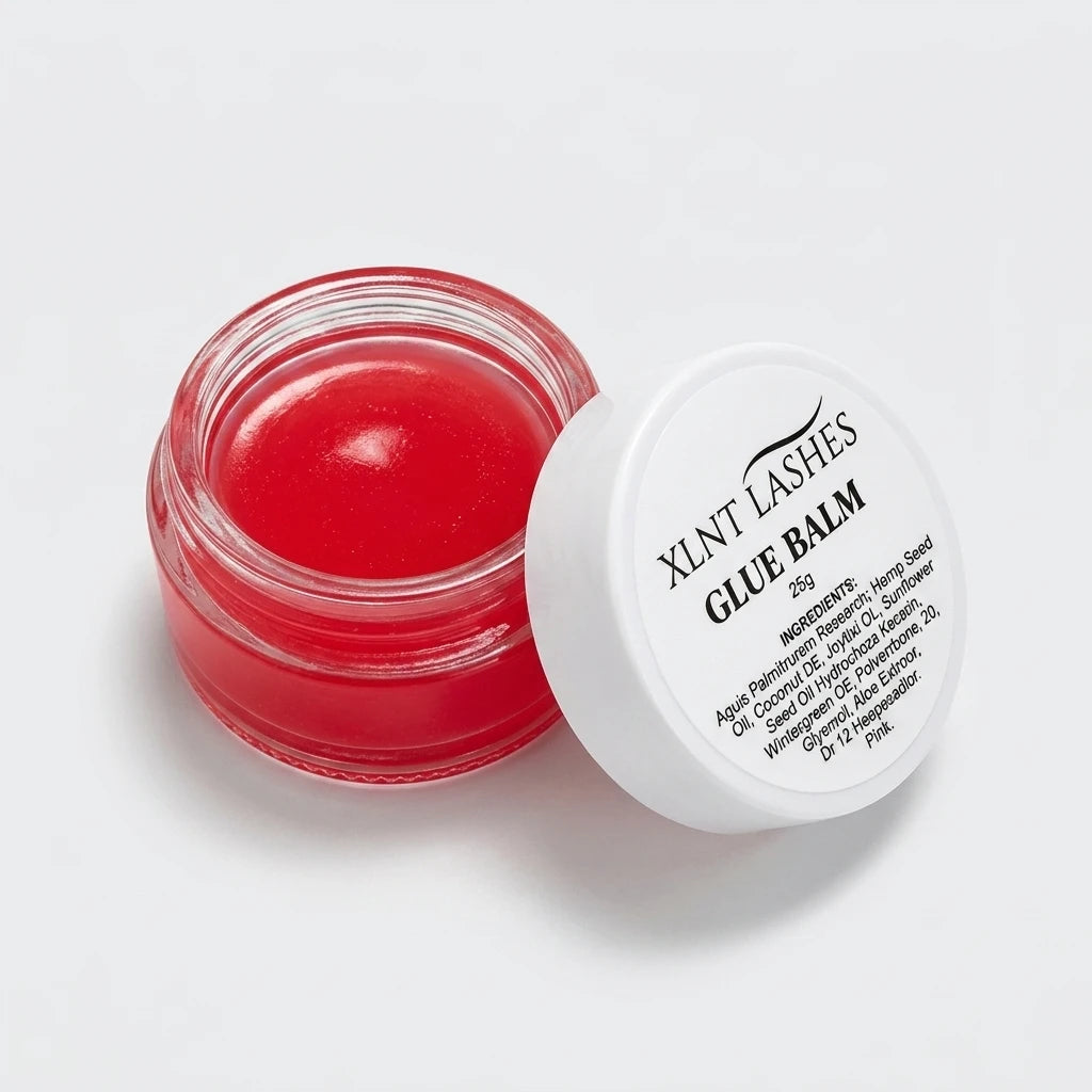 Rosa, vaxartat Lash Lift Glue Balm 20g lim utan lim i rund glasburk med vitt lock mot vit bakgrund.